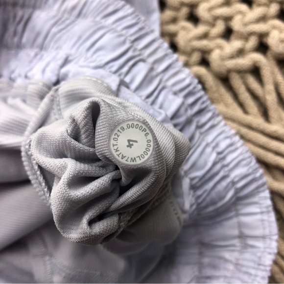 Lululemon Hotty Hot Shorts Size 4 Tall - Mini Tropical Shadow Starlight - Picture 7 of 9